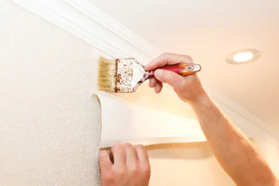 Pose de papier peint à Gorses — revêtements muraux et toiles de verre